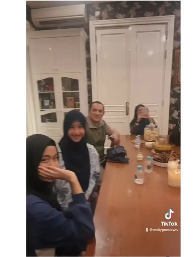 6 Momen Melly Goeslaw Ajak Bukber Keluarga Umi Pipik, Abidzar Curi Perhatian