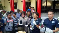 Polisi menangkap WNA pembobol kartu kredit di Surabaya (Dian Kurniawan/Liputan6.com)