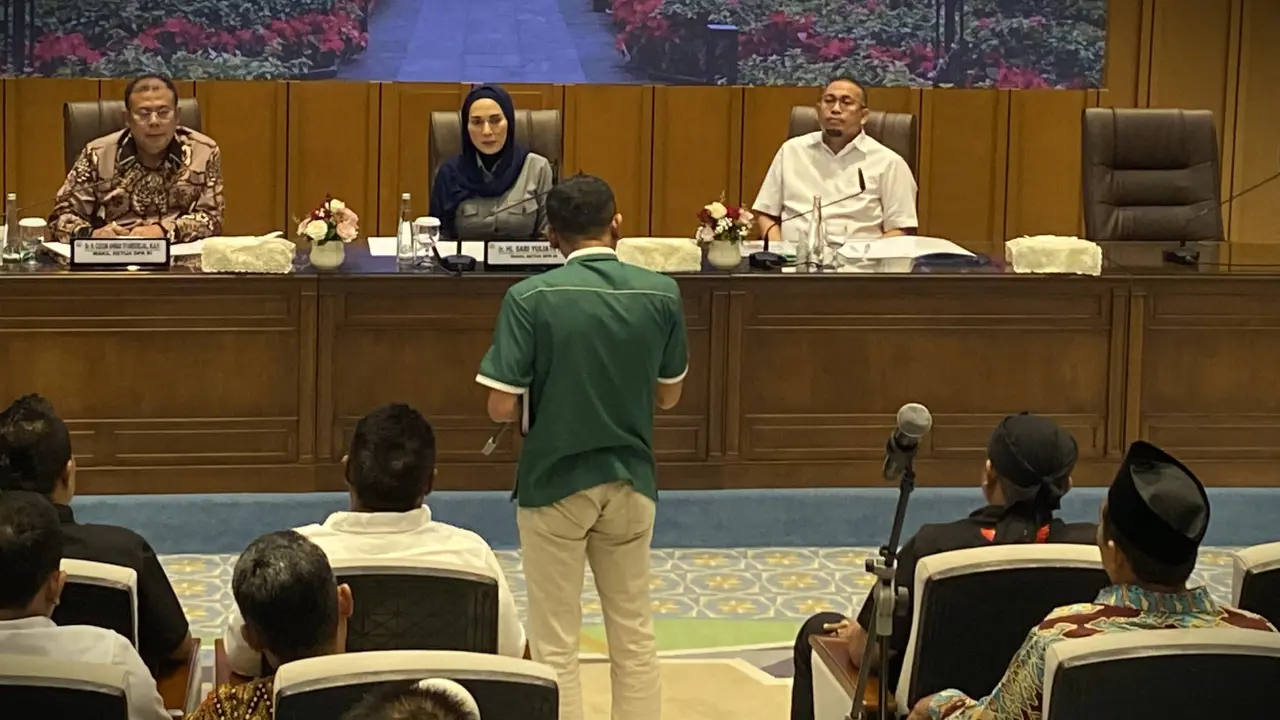 Perwakilan masyarakat yang tergabung dalam Forum Komunikasi Rakyat Pati menemui pimpinan DPR di Kompleks Parlemen Senayan, Jakarta.