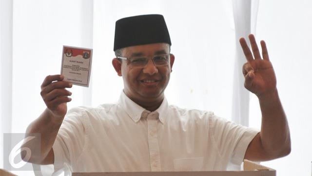 Ditemani Keluarga, Anies Gunakan Hak Pilih di TPS Cilandak