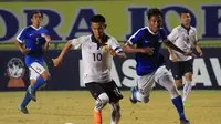 Laos mengalahkan Singapura 2-1 dalam laga lanjutan Grup B Piala AFF U-16 2018 di Stadion Gelora Joko Samudro, Gresik, Rabu (1/8/2018). (Bola.com/Zaidan Nazarul)