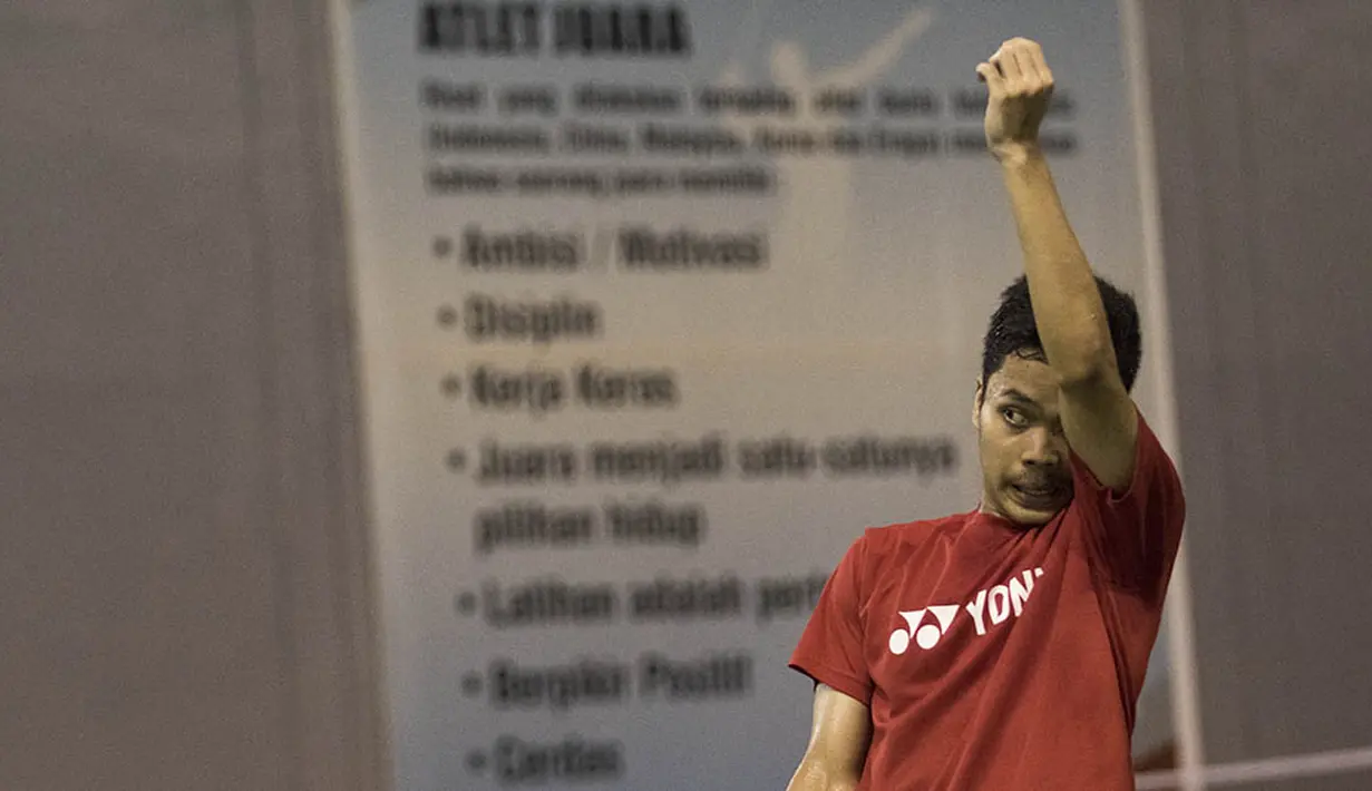 Pebulutangkis tunggal putra Indonesia, Anthony Ginting, tampak lrlah berlatih bersama Pelatnas Bulutangkis di Cipayung, Jakarta Timur, Kamis (7/1/2016). (Bola.com/Vitalis Yogi Trisna)