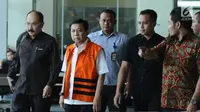 Tersangka dugaan korupsi pengadaan e-KTP, Setya Novanto (kedua kiri) meninggalkan gedung KPK, Jakarta, Rabu (6/12). KPK menyatakan berkas perkara  Setya Novanto sudah lengkap atau P21. (Liputan6.com/Helmi Fithriansyah)