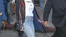 Nicole Richie mengenakan kaos bertuliskan "Stronger is Colour" yang dipadukan dengan blazer garis-garis berwarna-warni. Tampilan Nicole Richie memiliki kesan maskulin dengan jeans dan boots (instagram/justjared)