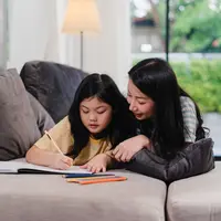 Seorang anak perempuan sedang belajar dengan ibunya (Foto Dok: Freepik/tirachardz).