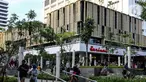 Warga memanfaatkan waktu berlibur lebaran dengan mengunjungi Sarinah Jakarta, Jumat (6/5/2022). Warga Jakarta dan sekitarnya mengisi libur Idul Fitri 1443 H untuk berjalan jalan dan berekreasi bersama keluarga ke Mall dan tempat-tempat wisata di Ibu&nbsp;Kota. (Liputan6.com/Johan Tallo)