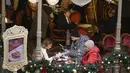 Pengunjung duduk di kafe di dalam department store GUM, yang didekorasi untuk perayaan Natal dan Tahun Baru di Moskow, Rusia, Selasa, 21 November 2023. (AP Photo/Alexander Zemlianichenko)