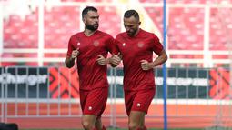 Pemain Timnas Indonesia, Jordi Amat (kiri) dan Ilija Spasojevic ketika berlatih jelang laga Piala AFF 2022 di Stadion Gelora Bung Karno, Jakarta, Selasa (20/12/2022). (Bola.com/Abdul Aziz)