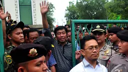 Haji Lulung melambaikan tangan saat Kantor DPP PPP diserbu massa yang mengaku sebagai pendukung Romahurmuziy, Menteng, Jakarta Pusat, Selasa (2/12/2014). (Liputan6.com/Johan Tallo) 