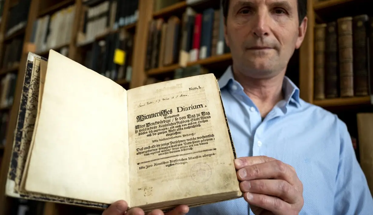 <p>Surat kabar yang terbit pertama kali pada tahun 1703 ini awalnya bernama Wienerisches Diarium, sebelum berganti nama menjadi Wiener Zeitung pada tahun 1780. (JOE KLAMAR/AFP)</p>