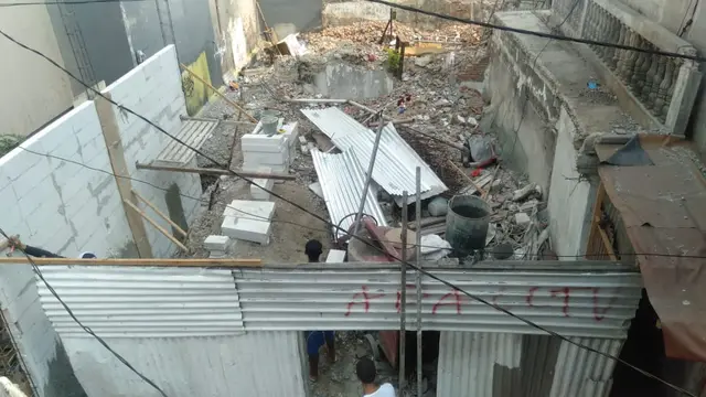 Pembangunan Proyek Perusahaan H yang Menutup Akses  Jalan Masuk Rumah Pasangan Lansia