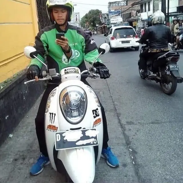 6 Momen Kocak Ojek Online saat Pakai Jaket, Bikin Tepuk Jidat