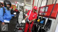 Petugas SPBU saat melayani pengemudi motor untuk menuangkan BBM jenis Pertalite di SPBU Coco, Abdul Muis, Jakarta, Jumat (25/7/2015). Partalite dijual dengan harga Rp.8400 perliter. (Liputan6.com/Helmi Afandi)