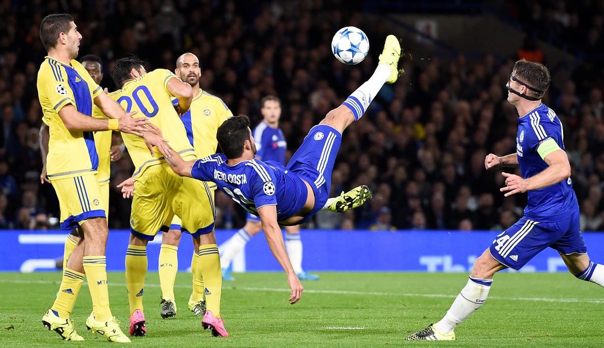 Aksi salto Diego Costa saat melawan Maccabi Tel-Aviv pada laga grup Liga Champions, di Stamford Bridge, London, Kamis (17/9/2015) dini hari WIB. (EPA/Facundo Arrizabalaga)
