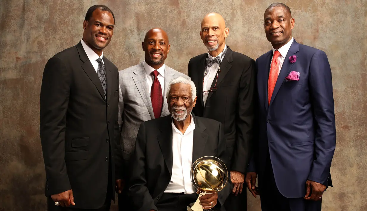 Bill Russell bersama David Robinson, Alonzo Mourning, Kareem Abdul Jabbar dan Dikembe Mutombo, meraih penghargaan Lifetime Achievement pada NBA Awards 2017 di Basketball City, New York, Senin (26/6/2017). (NBAE via Getty Images/Michael J LeBrecht II)