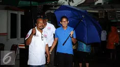 Calon Wakil Gubernur DKI Jakarta, Sandiaga S Uno (kanan) berpayung menyusuri Jalan Tanjung Barat Selatan, Jakarta, Minggu (20/11). Sandiaga melantik relawan komunitas Anies-Sandi tingkat RW Kelurahan Lenteng Agung. (Liputan6.com/Helmi Fithriansyah)