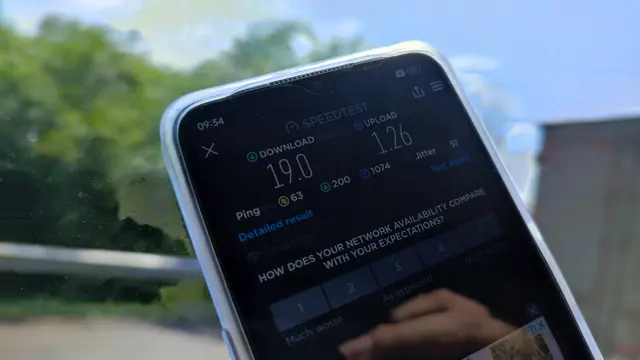 Pengujian jaringan Smartfren di jalur tol dari Cirebon menuju Semarang (Liputan6.com/Giovani Dio Prasasti)
