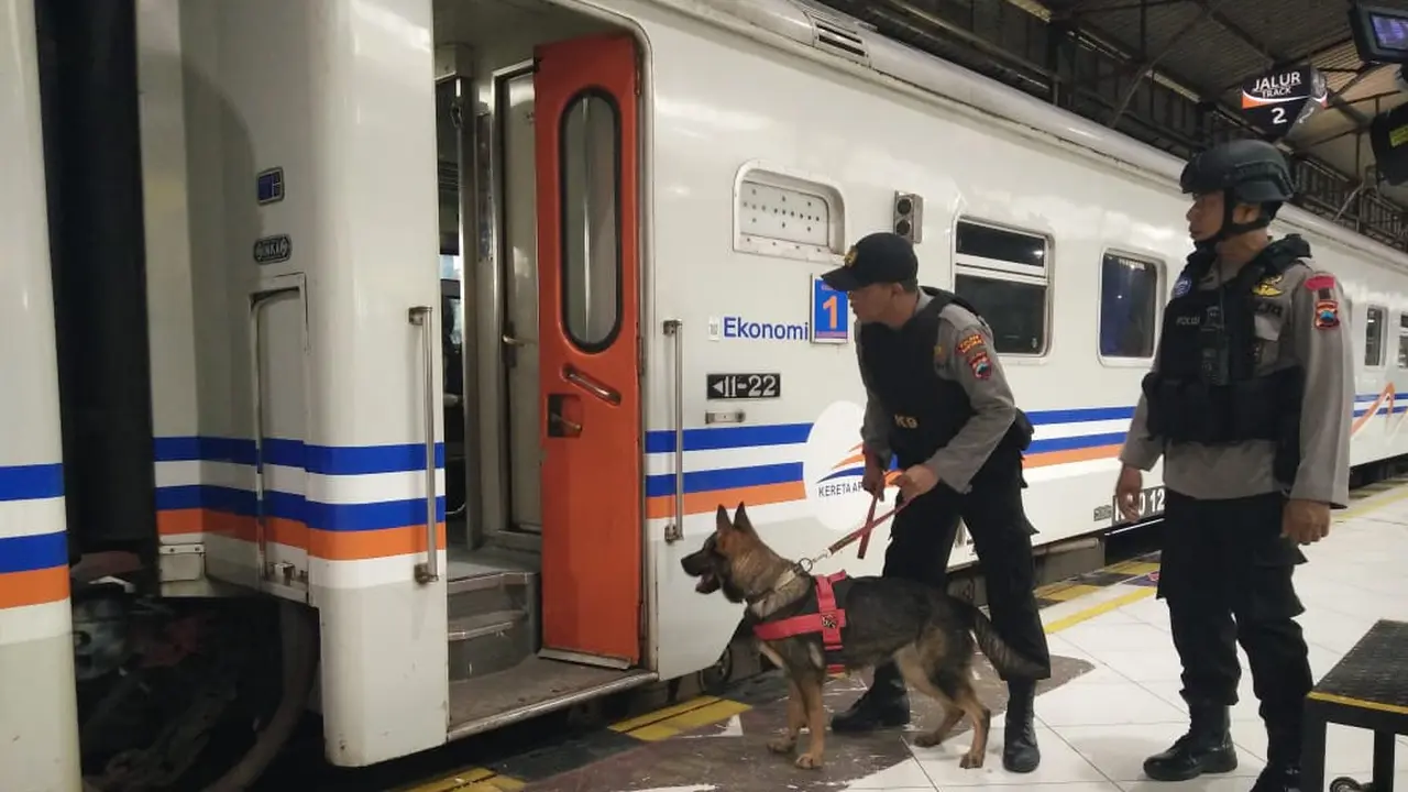 Polres Banyumas kerahkan unit K-9 atau anjing pelacak pada masa angkutan Natal dan Tahun Baru 2019. (Foto: Liputan6.com/KAI Daop 5 PWT/Muhamad Ridlo)