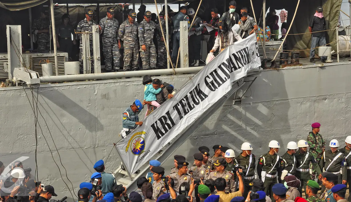 Ratusan warga mantan anggota Gerakan Fajar Nusantara (Gafatar) tiba di Pelabuhan Tanjung Emas, Semarang , Senin (25/1). Sebanyak 351 mantan anggota Gafatar dipulangkan mengunakan KRI Gili Manuk. (Liputan6.com/Gholib)