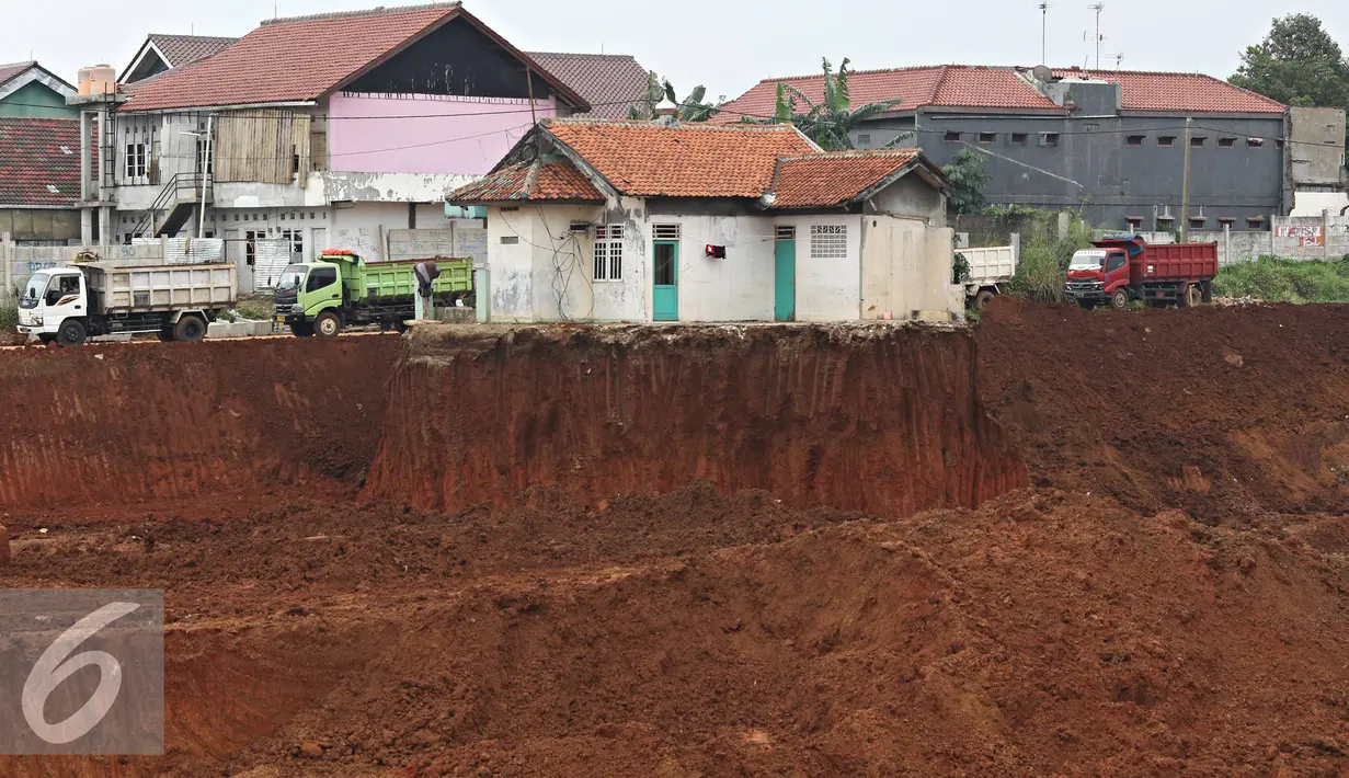 Sejumlah truk parkir di depan musala saat mengerjakan proyek pembangunan Jalan Tol Cinere-Jagorawi di Depok, Jawa Barat, Senin (22/2). Keterlambatan pembebasan lahan menjadi penyebab Musala tersebut masih berdiri kokoh. (Liputan6.com/Immanuel Antonius)