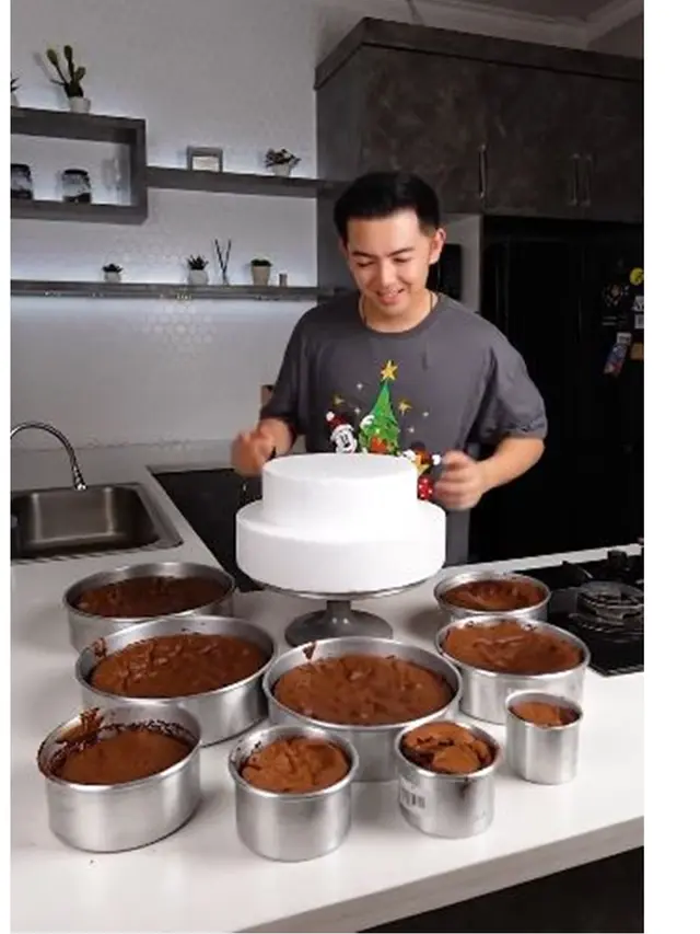 6 Potret Nicky Tirta Bikin Kue Pohon Natal Ukuran Besar, Memukau Sayang Dimakan