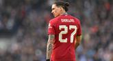 Nomor punggung menjadi suatu identitas unik dalam sebuah klub karena hanya boleh dikenakan seorang pemain saja dalam satu musimnya. Di Liga Inggris musim 2022/2023 ini tercatat 5 pemain baru kompak mengenakan nomor punggung 27 bersama klub barunya dengan berbagai alasan. Siapa saja mereka? Simak uraiannya berikut ini. (AFP/Glyn Kirk)