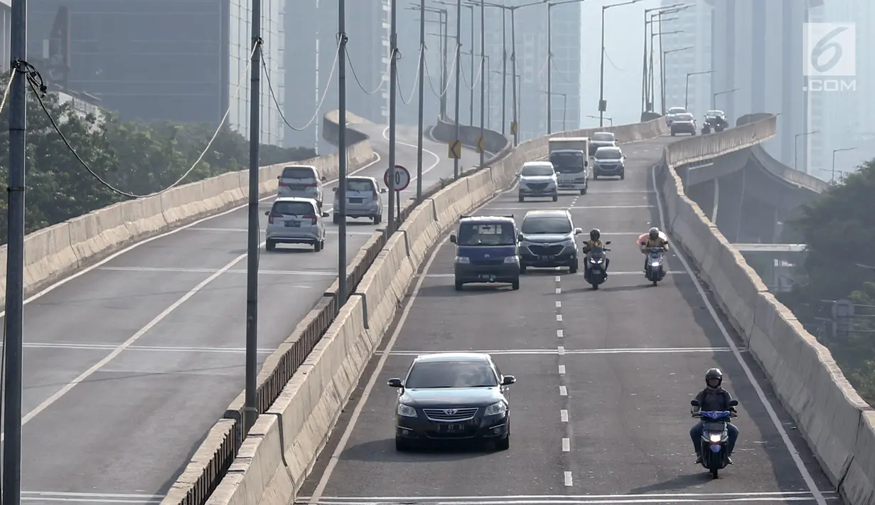 Pengendara sepeda motor melintasi Jalan Layang Non-Tol (JLNT) Kampung Melayu-Tanah Abang, Jakarta, Kamis (30/8). Meski berulang kali ditertibkan, sejumlah pemotor tetap nekat melintasi jalur khusus mobil tersebut. (Liputan6.com/Immanuel Antonius)