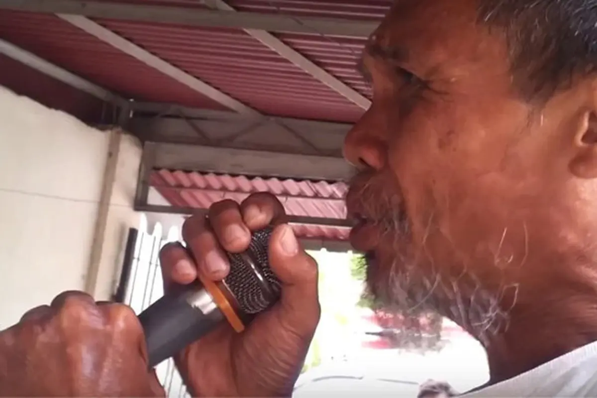 Kakek Tunawisma Bersuara Emas Pukau Warganet