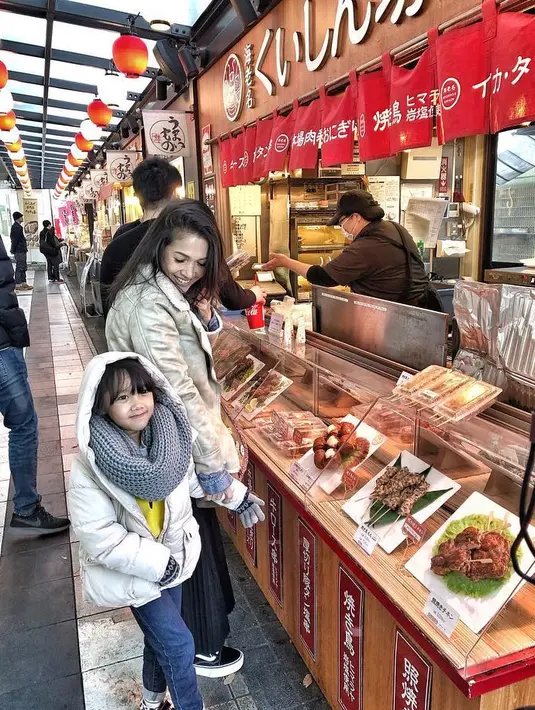 Tak lengkap rasanya jika berlibur ke Jepang tanpa mencoba makanan khas negeri Sakura. (Foto: instagram.com/mieke_amalia)