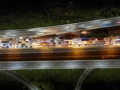 Foto udara ini menunjukkan kendaraan yang terjebak kemacetan di&nbsp; Jalan Tol Jakarta - Cikampek di Karawang, Jawa Barat pada 28 April 2022. Lalu lintas di Jalan Tol Jakarta-Cikampek mengalami kemacetan panjang memasuki puncak arus mudik Lebaran 2022. (BAY ISMOYO / AFP)