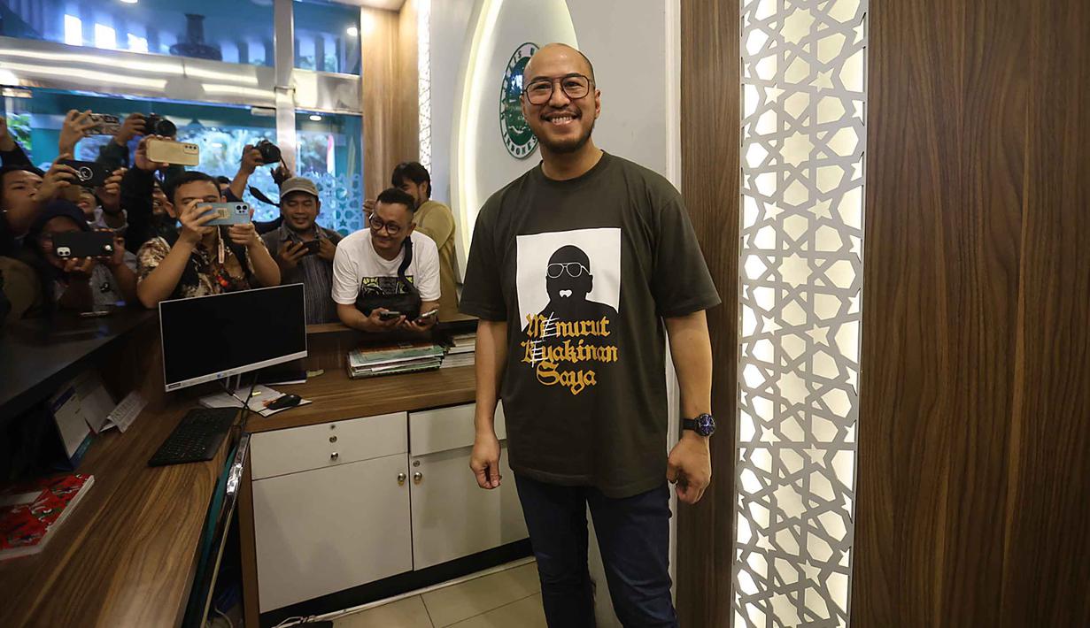 Usai penayangan, sejumlah laporan terhadap Pandji Pragiwaksono masuk ke Polda Metro Jaya. Tampak dalam foto, komika, Pandji Pragiwaksono berpose usai menjawab pertanyaan pewarta di Gedung Majelis Ulama Indonesia (MUI), Jakarta, Selasa (3/2/2026). (Kapanlagi.com/Budy Santoso)