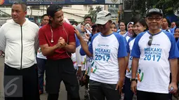Chico Jericho berbincang dengan Bupati Lombok Barat, Fauzan Khalid sebelum melakukan olah raga di Kawasan HBKB Bunderan Hotel Indonesia Jakarta, Minggu (2/4). Kegiatan tersebut mensosialisasikan  acara  Mekaki Marathon. (Liputan6.com/Johan Tallo)