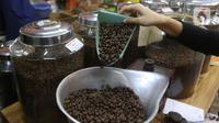 Pekerja menyortir biji kopi di sebuah gerai kopi di Jakarta, Jumat (19/11/2021). Data Gabungan Eksportir Kopi Indonesia mencatat ekspor kopi secara Nasional sepanjang Januari-Juli 2021 mencapai 294.243 ton atau naik 2,63% dibandingkan dengan periode yang sama tahun lalu. (Liputan6.com/Angga Yuniar)