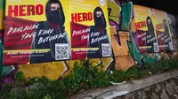 Poster-poster Alan Walker di Jalan Senopati, Fatmawati, dan Kemang Raya. “Alan Walker mengucapkan selamat mendengarkan lagu terbaru saya, HERO," tulis poster tersebut. (Merdeka.com)