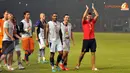 Kapten Liverpool Steven Gerrard memimpin rekan-rekannya melakukan selebrasi seusai laga melawan Indonesia XI ke Stadion GBK (Liputan6.com/Helmi Fithriansyah)