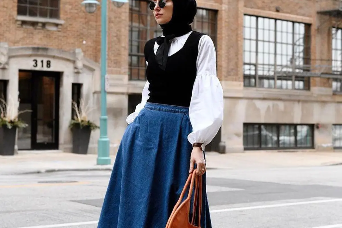 7 Referensi Padu Padan Rok Jeans untuk Hijabers, Simple dan Stylish Buat OOTD!