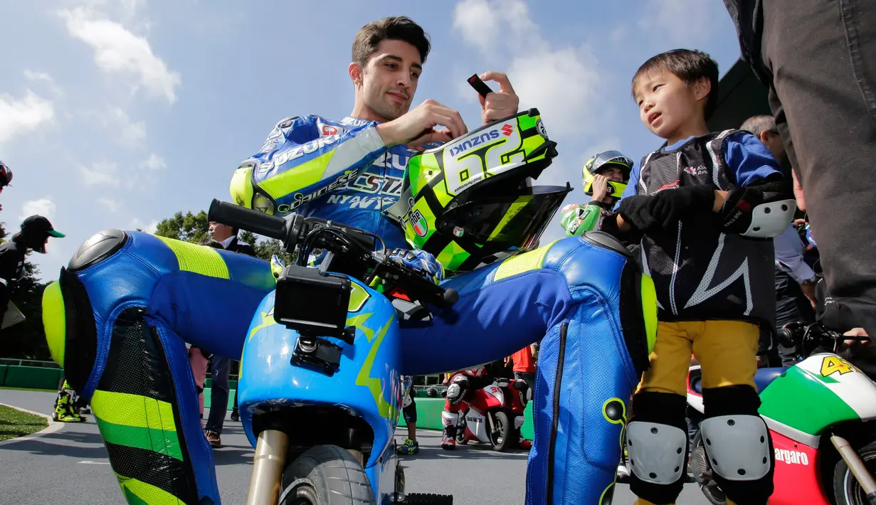 Pembalap MotoGP Andrea Iannone bersiap mengikuti balapan motor listrik mini di sirkuit Twin Ring Motegi, Jepang (12/10). (AP Photo / Shizuo Kambayashi)