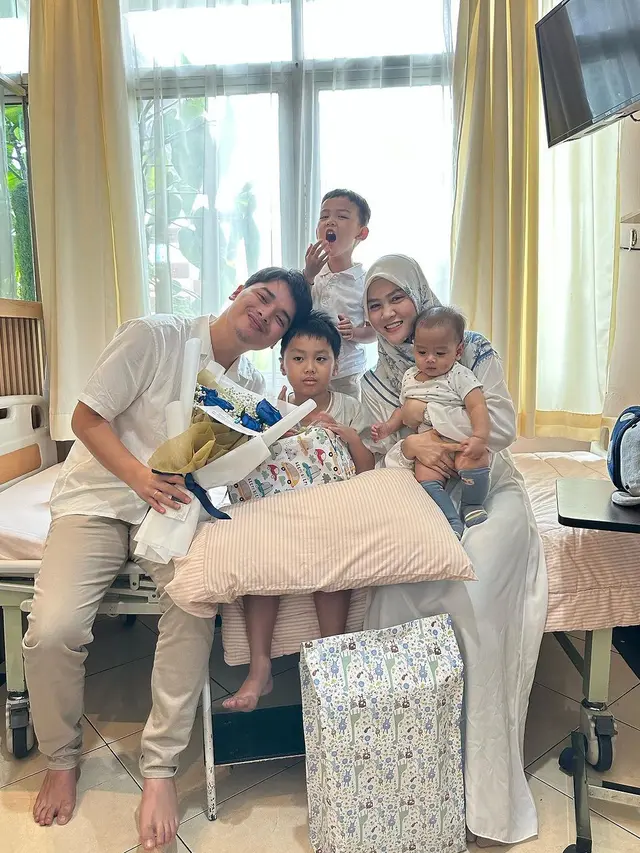 8 Momen Yusuf Putra Larissa Chou Disunat, Alvin Faiz dan Istri Datang Menjenguk