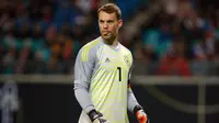 Penampilan apik kiper timnas Jerman Manuel Neuer di bawah mistar pada laga persahabatan kontra Rusia di Stadion Red Bull Arena, Leipzig. Timnas Jerman menang 3-0. (AFP/Odd Andersen)