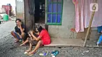 Aktivitas warga di permukiman padat kawasan Muara Angke, Jakarta, Rabu (5/2/2020). Warga pesisir Jakarta yang mayoritas hanya berprofesi sebagai nelayan merupakan salah satu golongan rentan kemiskinan karena kesejahteraannya belum diperhatikan penuh oleh pemerintah. (Liputan6.com/Herman Zakharia)