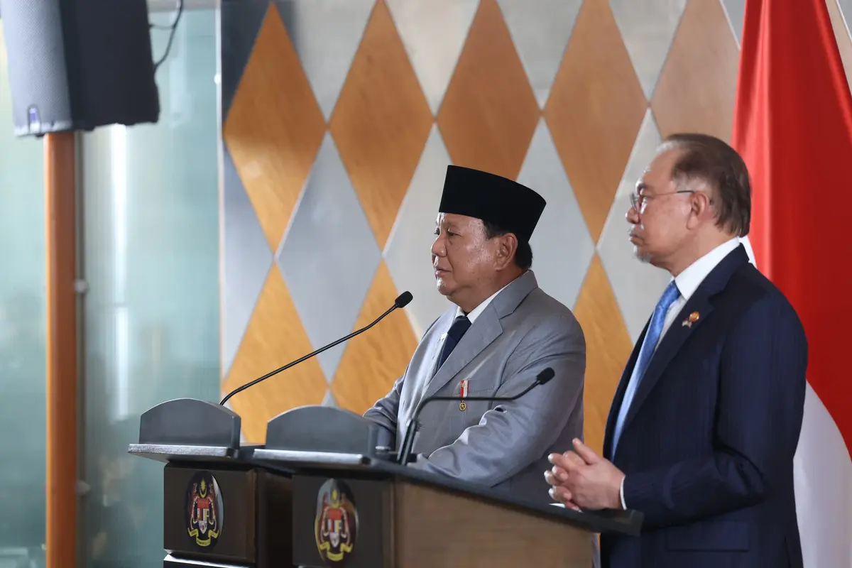 Presiden Prabowo Subianto saat melakukan pertemuan bilateral bersama Perdana Menteri (PM) Malaysia Anwar Ibrahim di Kuala Lumpur, Malaysia, Senin 27 Januari 2025.