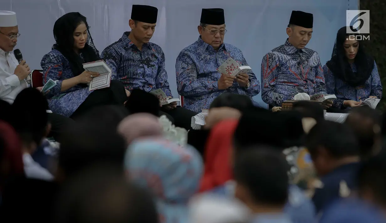 Ketua Umum Partai Demokrat Susilo Bambang Yudhoyono didampingi dua putra dan menantunya dalam acara malam kontemplasi di Pendopo Puri Cikeas, Bogor, Senin (9/9/2019). Acara untuk memperingati HUT ke-18 Partai Demokrat, hari lahir SBY dan 100 hari kepergian Ani Yudhoyono. (Liputan6.com/Faizal Fanani)
