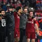 Manajer Liverpool, Jurgen Klopp (bertopi), berselebrasi bersama para pemain setelah mengalahkan Barcelona pada leg kedua semifinal Liga Champions, di Anfield, Rabu (8/5/2019) dini hari WIB. (AFP/Paul Ellis)