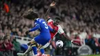 Penyerang Arsenal Bukayo Saka berebut bola dengan bek Chelsea Marc Cucurella dalam duel tunda pekan ke-29 Premier League 2023/2024 di Emirates Stadium, Rabu (24/4/2024) dini hari WIB. (AP Photo/Kin Cheung)