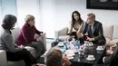 Aktor AS, George Clooney dan istrinya, Amal Alamuddin saat menemui Kanselir Jerman, Angela Merkel (kedua kiri) di Berlin, Jerman, Jumat (12/2). Pertemuan keduanya guna membahas krisis pengungsi di Eropa. (REUTERS/Bundesregierung/Guido Bergmann)