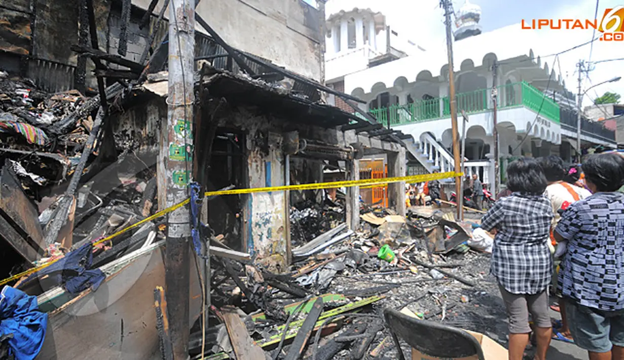 Kebakaran diduga karena saat tawuran terjadi ada beberapa warga yang melemparkan petasan dan mengenai bensin eceran milik H Abdullah (Liputan6.com/Herman Zakharia)
