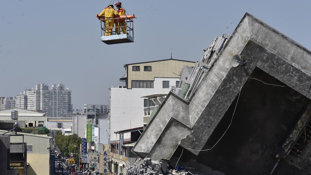 20160208-Dua Hari Terkubur Puing, Dua Korban Gempa Taiwan Berhasil Diselamatkan-Taiwan