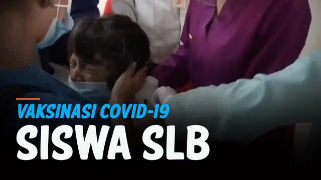 Sejumlah siswa SLB Nasional menjalani vaksinasi di Jakarta. Sebagian menangis karena takut jarum suntik, dan kemudian berhenti setelah penyuntukan selesai.