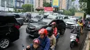 Kendaraan terjebak kemacetan saat melintas di sekitar TPU Karet Bivak, Jakarta, Sabtu (4/5). Ramainya warga yang berziarah jelang Ramadan menimbulkan kemacetan di kawasan tersebut akibat banyak parkir liar serta warga yang berlalu lalang. (Liputan6.com/Immanuel Antonius)