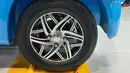 Peleknya mendapatkan diameter 12 inci berdesain multi-spoke dengan finishing two-tone polish. Pelek tersebut dibalut dengan ban 155/70R12. Dibalik peleknya tersimpan rem cakram baik untuk roda depan maupun roda belakang.